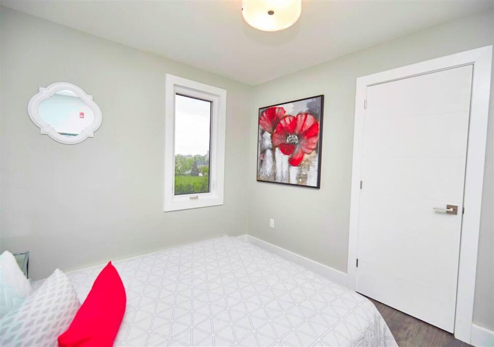 Luxury Boutique Two Bedroom 2b Holiday home Niagara Falls